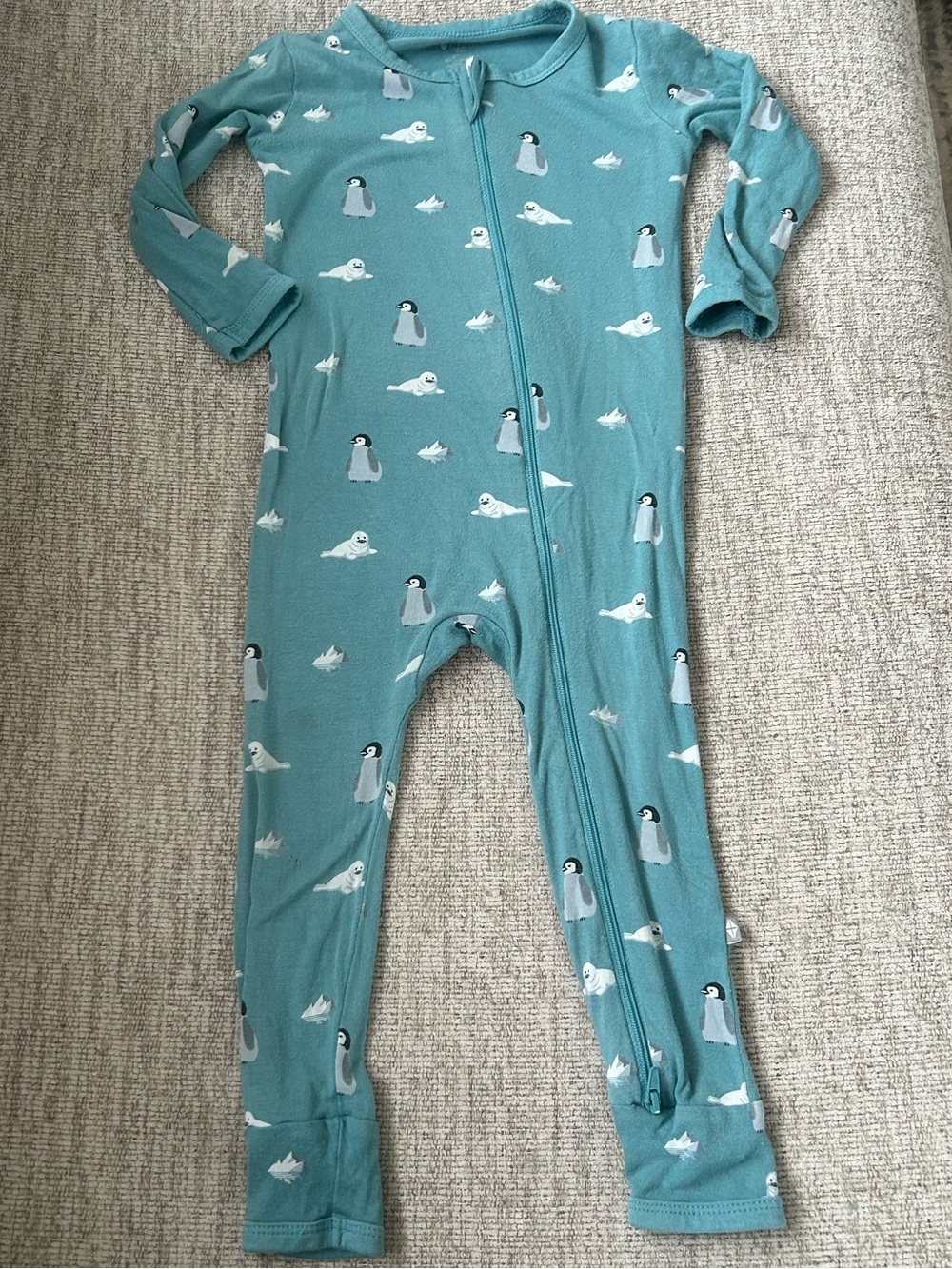 Kyte baby cove Antarctic print zippered romper 2T